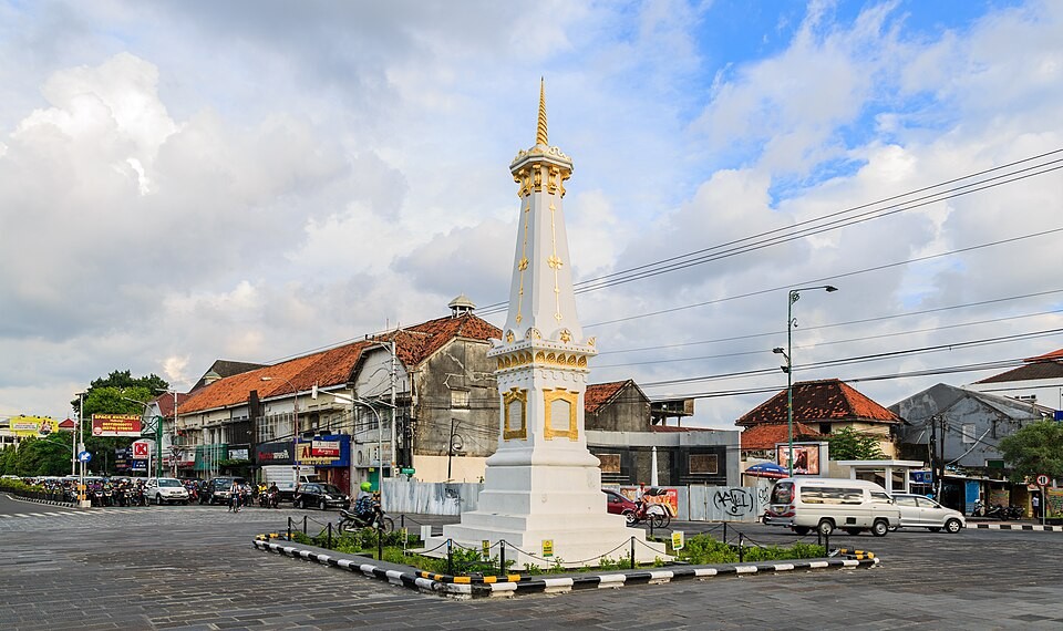 Tugu Yogyakarta in its street setting